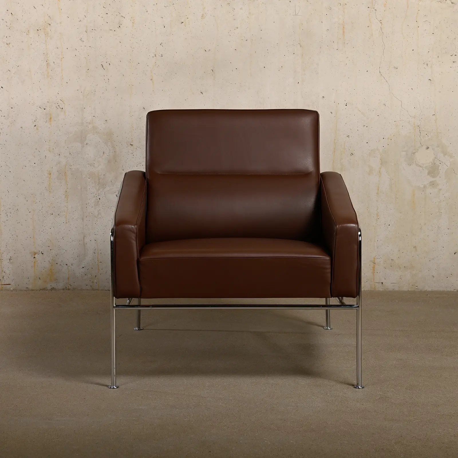 Arne Jacobsen Lounge Chair 3300 Series Chestnut Leather Fritz Hansen