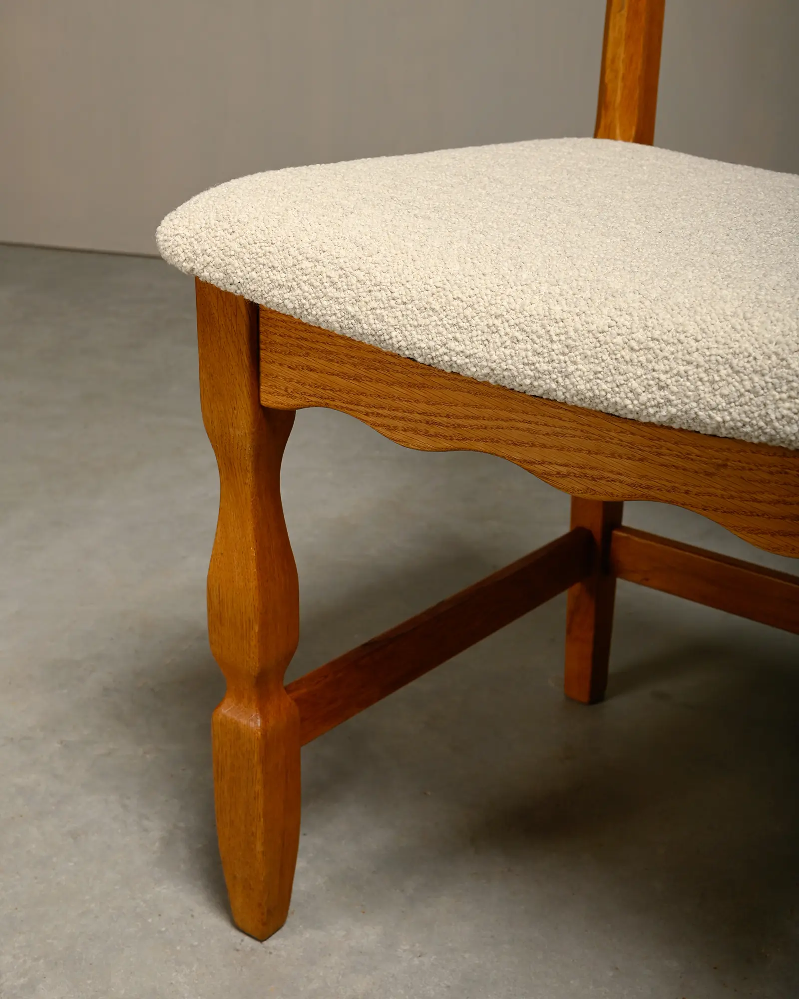 Henning Kjærnulf Set of 4 Razorblade Model 54 Dining Chairs in Off-White Bouclé and Oak