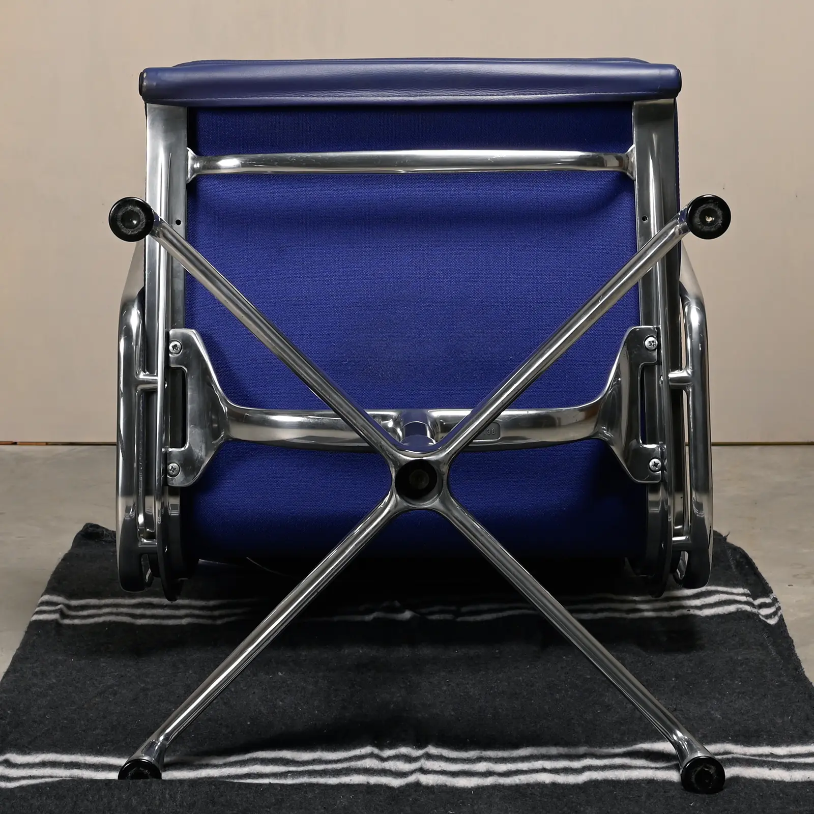 Charles & Ray Eames EA208 Chair in polished aluminum and Indigo blue leather