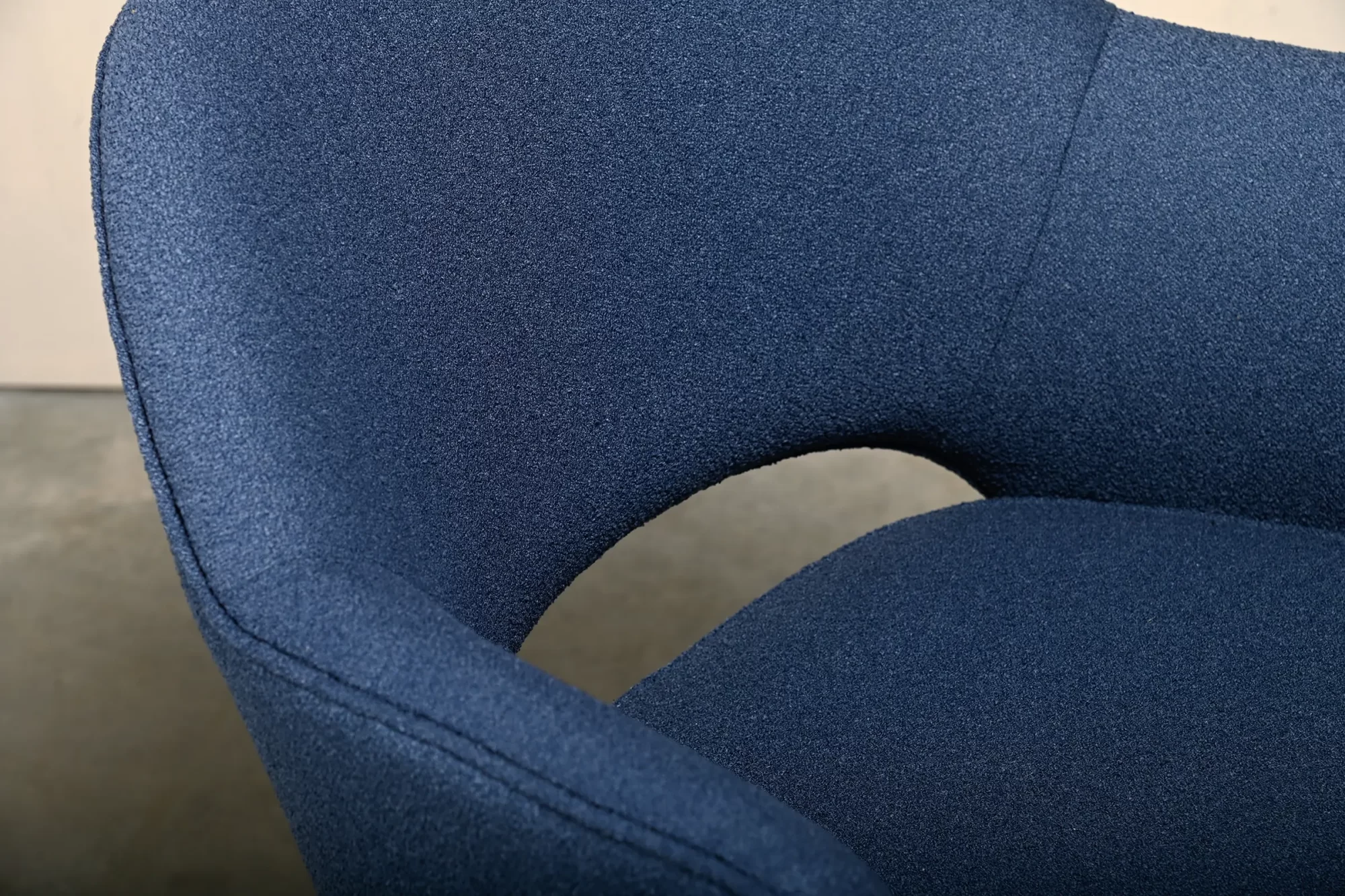 Saarinen Executive Armchair in Blue Fabric, Knoll International