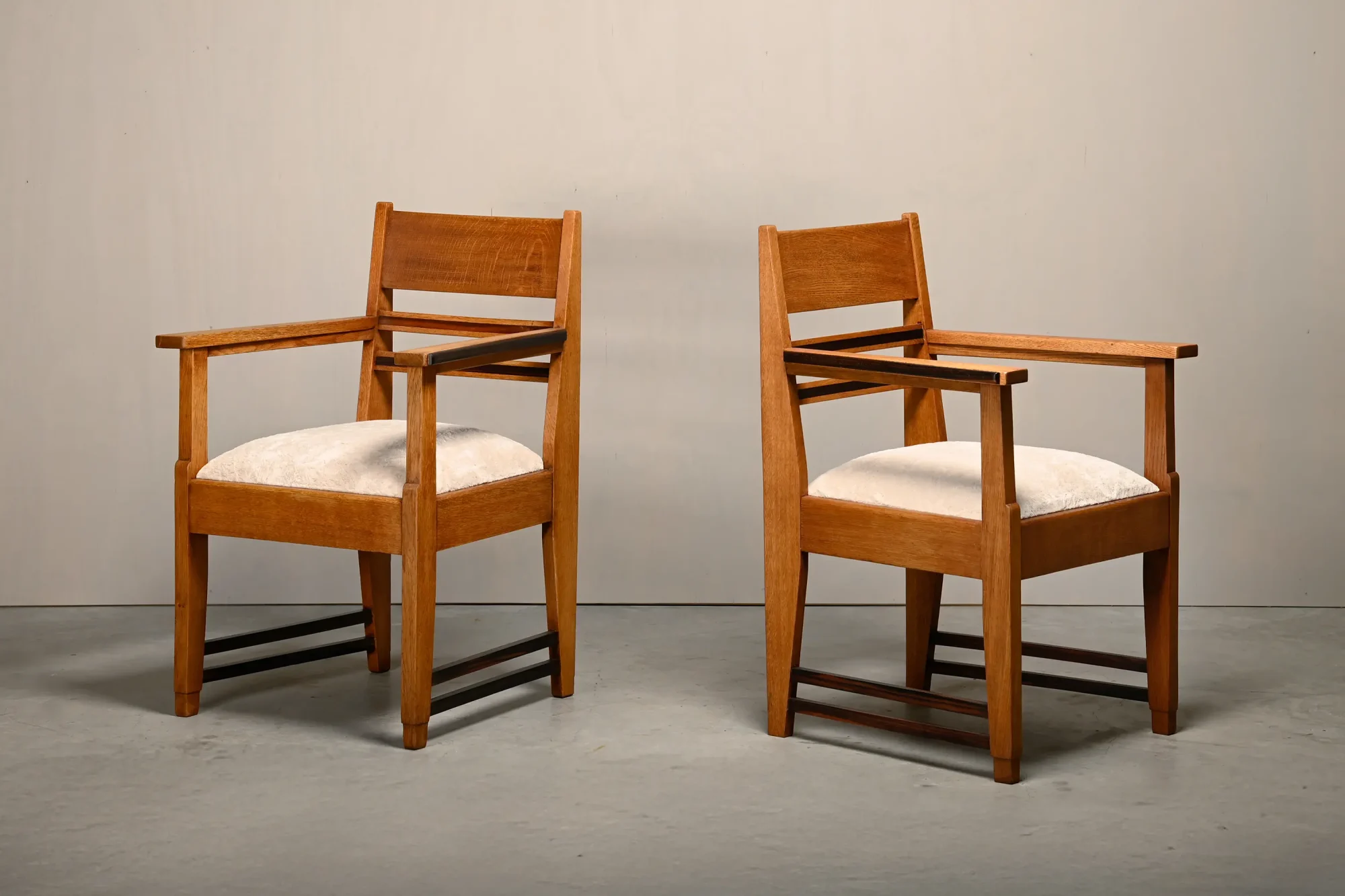 Pair Art Deco Amsterdams School Armchairs in solid Oak and almond Fabric, 1930s