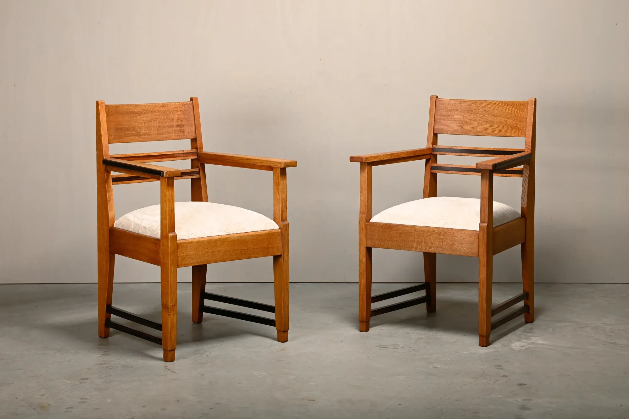 Pair Art Deco Amsterdams School Armchairs in solid Oak and almond Fabric, 1930s