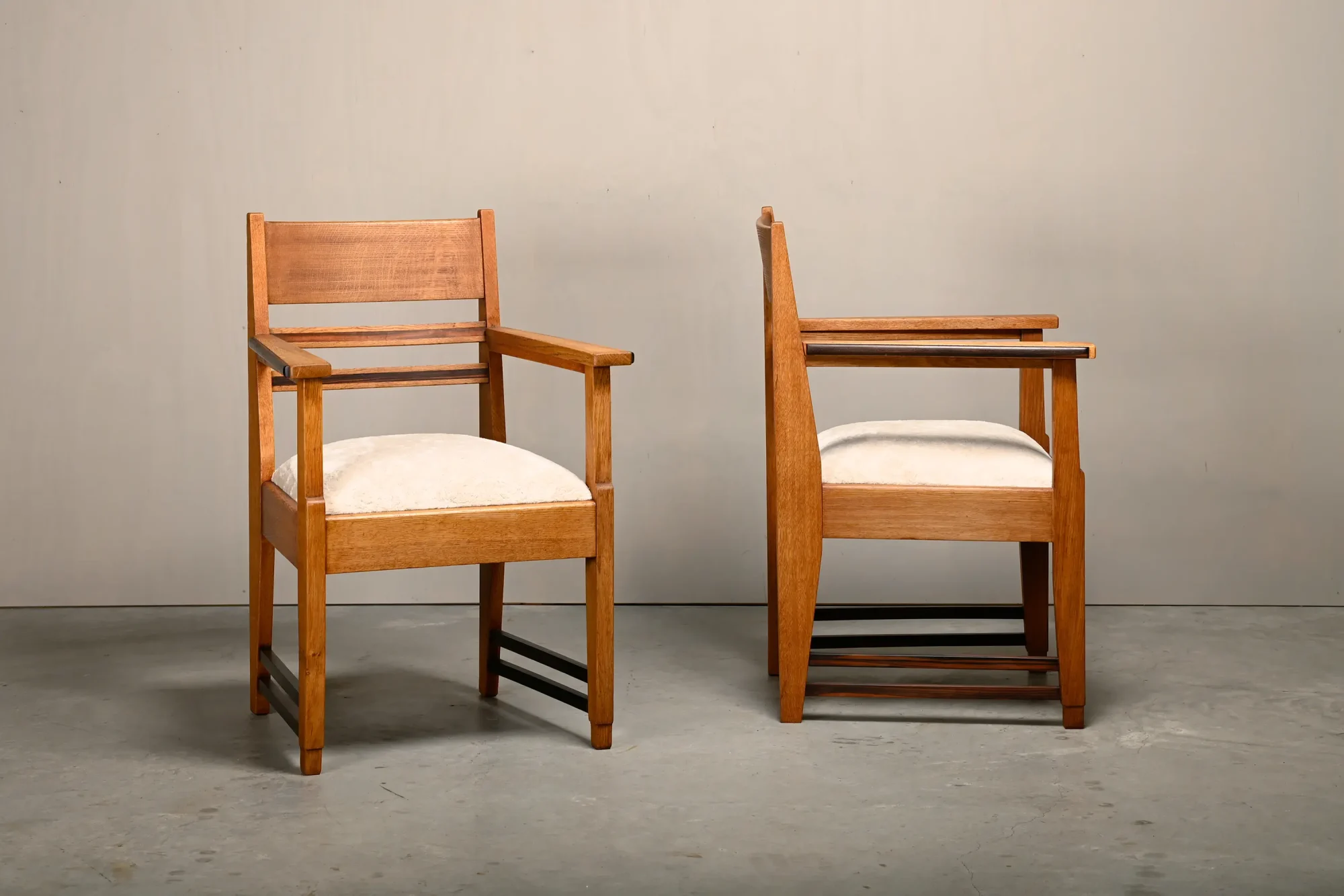 Pair Art Deco Amsterdams School Armchairs in solid Oak and almond Fabric, 1930s