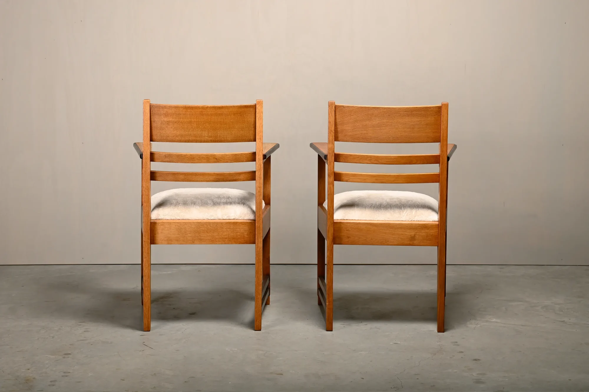 Pair Art Deco Amsterdams School Armchairs in solid Oak and almond Fabric, 1930s