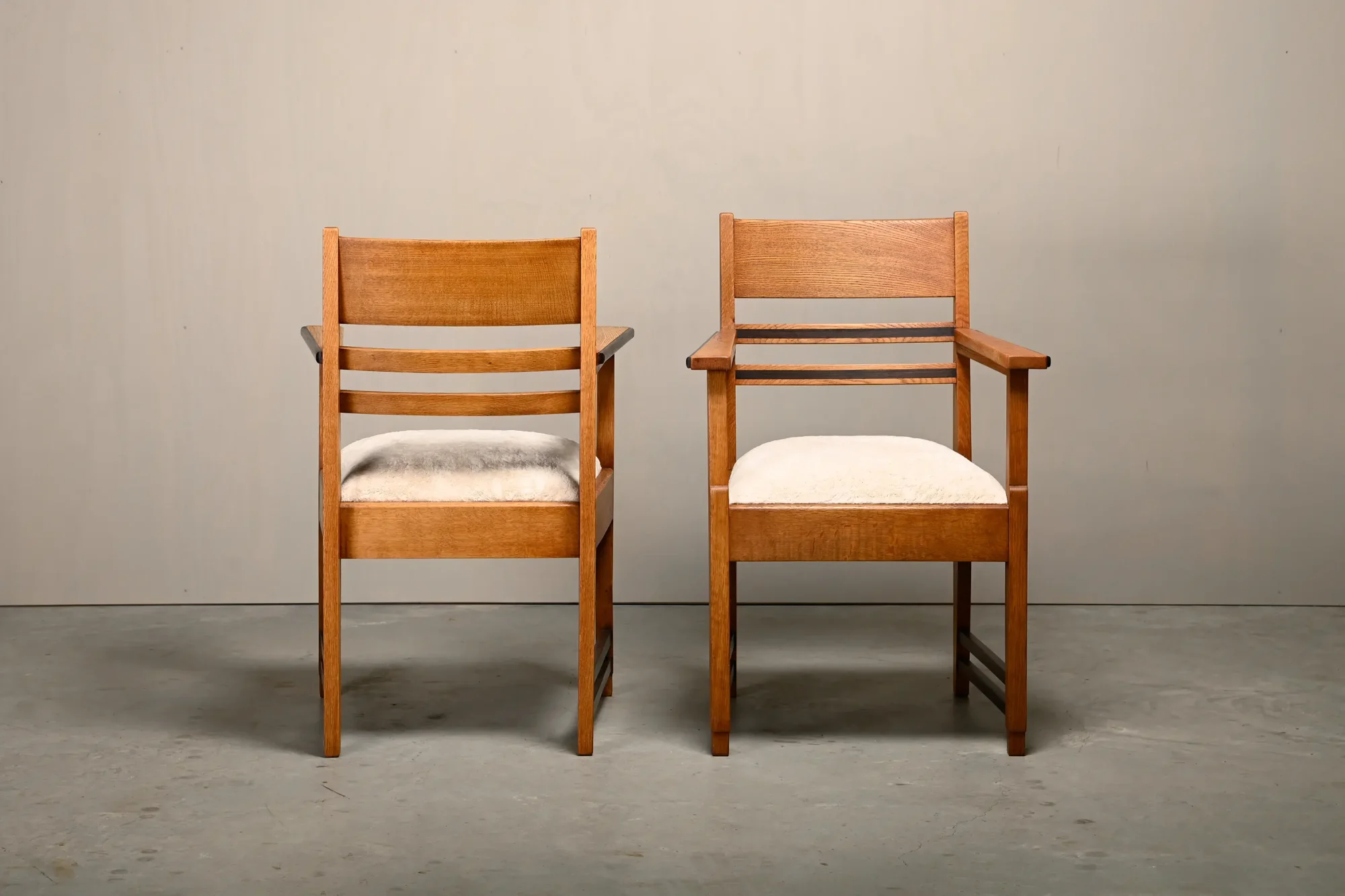 Pair Art Deco Amsterdams School Armchairs in solid Oak and almond Fabric, 1930s