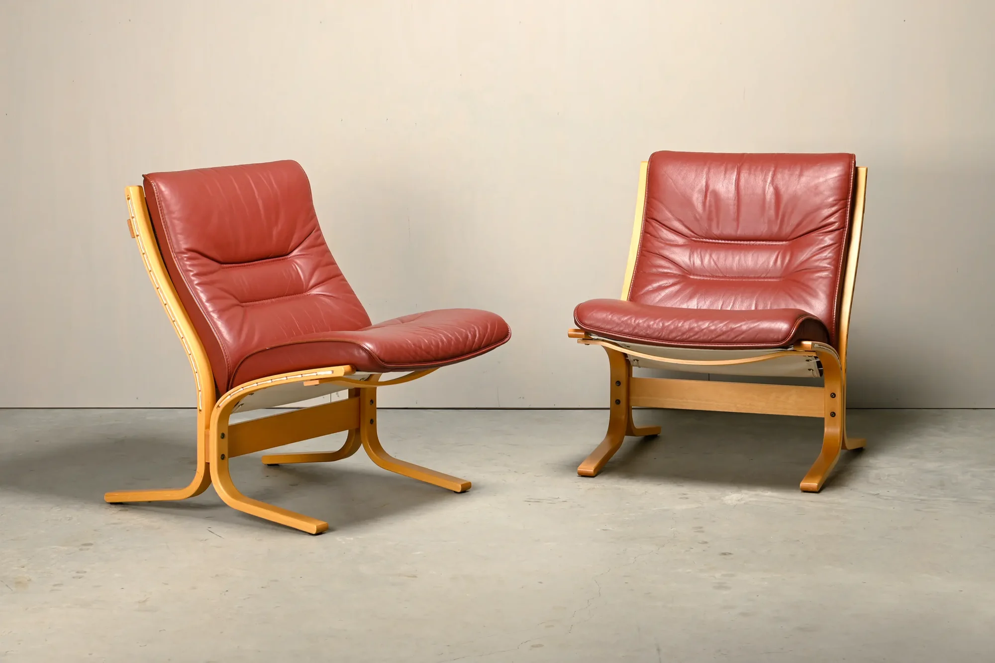 Pair Ingmar Relling Siesta Lounge Chairs in Beech and Burgundy Leather, Westnofa