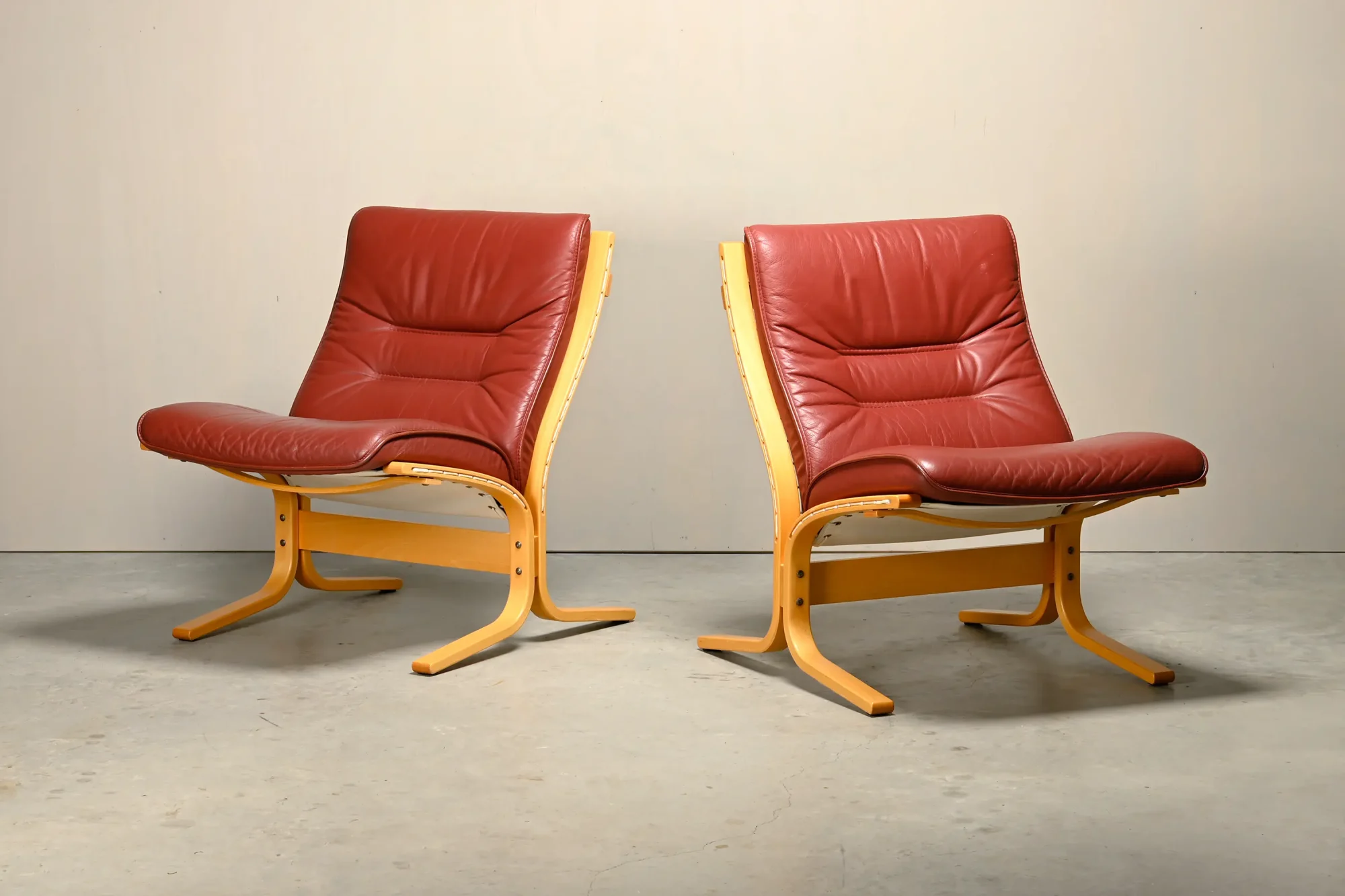 Pair Ingmar Relling Siesta Lounge Chairs in Beech and Burgundy Leather, Westnofa