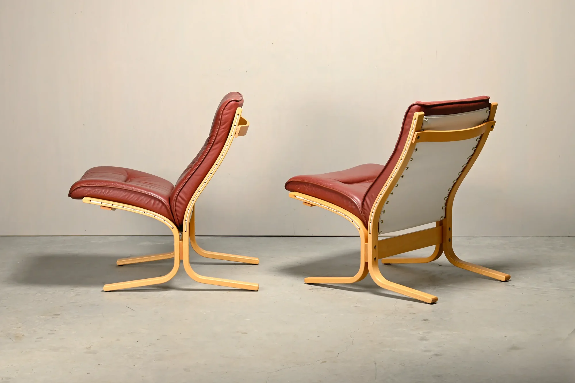 Pair Ingmar Relling Siesta Lounge Chairs in Beech and Burgundy Leather, Westnofa