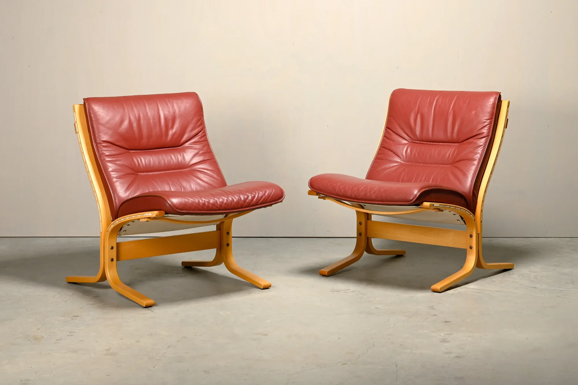 Pair Ingmar Relling Siesta Lounge Chairs in Beech and Burgundy Leather, Westnofa
