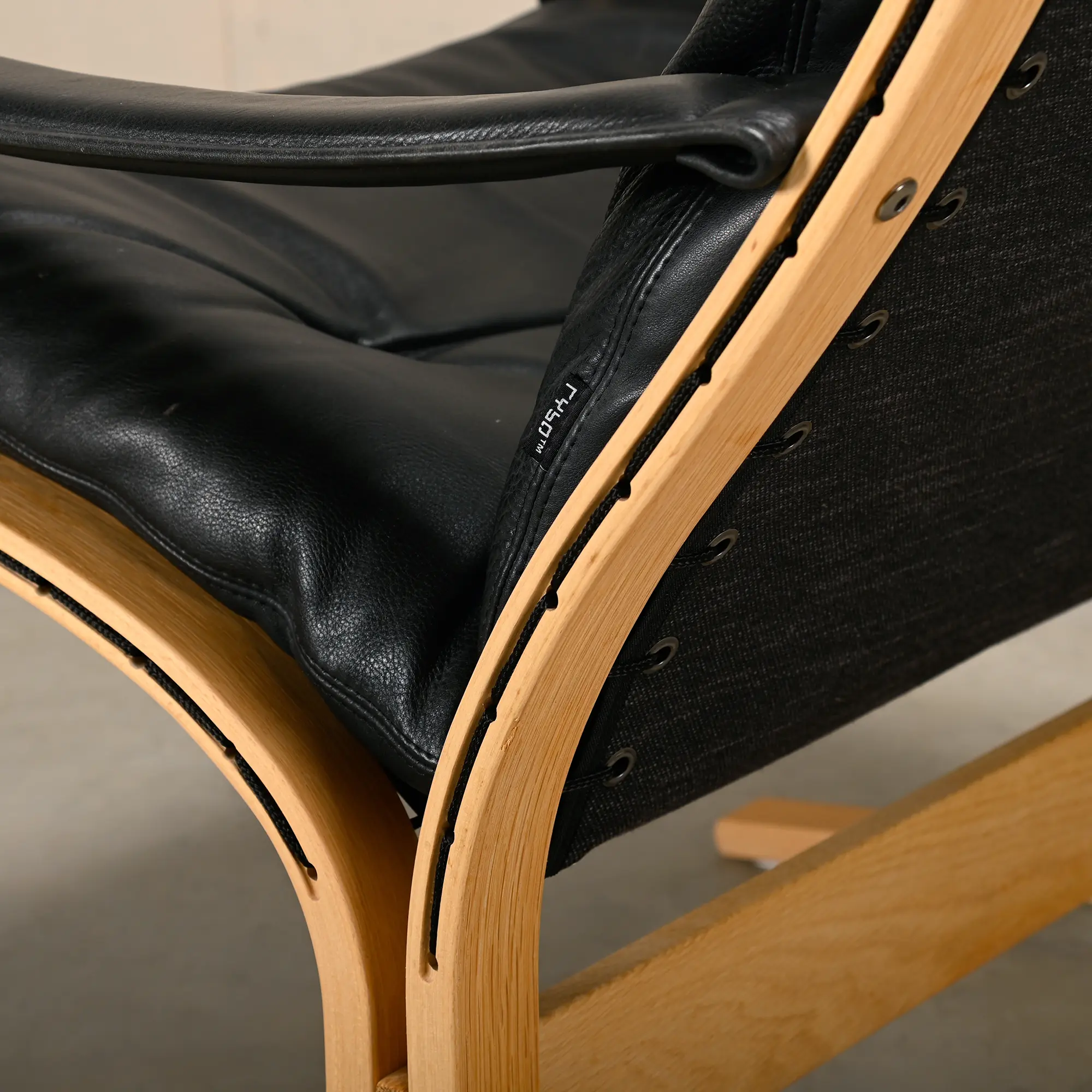 Rybo Westnofa Siesta Lounge Chair in naturel Oak and Black Leather